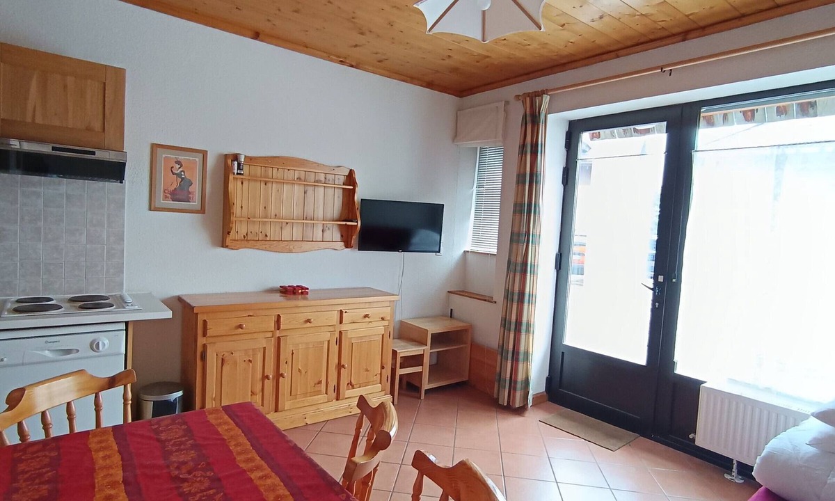 Montgenevre Apartment | Close to slopes! Apartment for 6 with parking, pets allowed