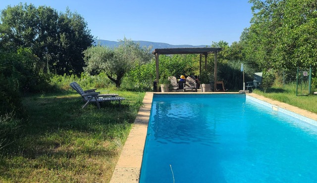Air-conditioned apartment surrounded by vineyards, shared pool,