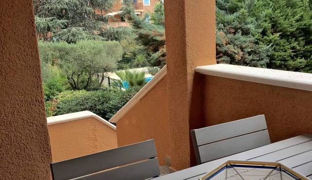 APARTMENT 2 STEPS FROM PLACE DES LICES IN RESIDENCE WITH POOL AND PARKING