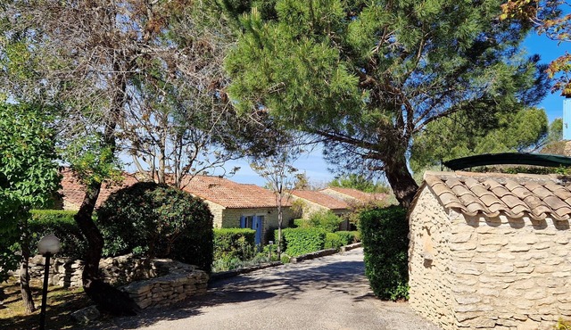 Bastidon*, on one level, with private garden, view of the Lubéron, swimming pool.