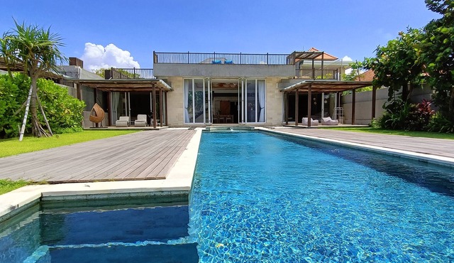 Beach front 2 bedroom with cinema room & infinity pool Sahadewa