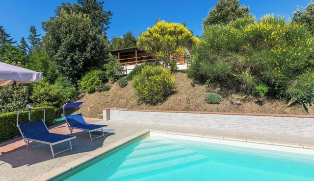 Beautiful private villa for 4 people with WIFI, hot tub, private pool, TV and terrace