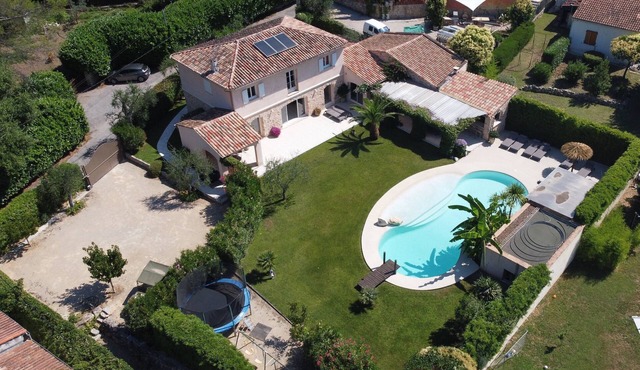 Between sea & lake, beautiful detached villa with 4 bedrooms, large 14m pool