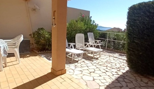 Charming 2-Room Apartment with Pool, Garden, and Free Shuttle to Beach