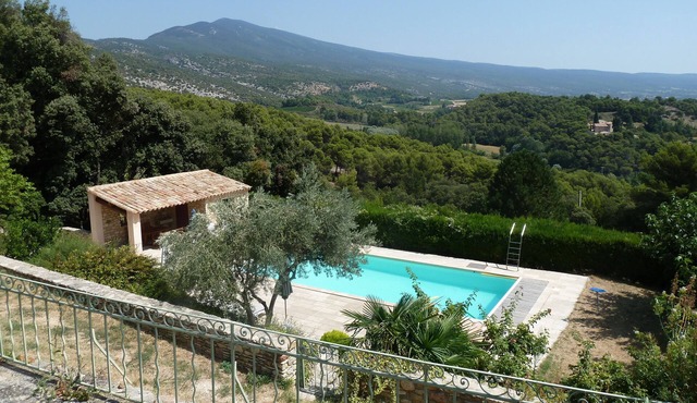 Charming 3-bedroom home with a private pool at the foot of Mont Ventoux. Stunning view