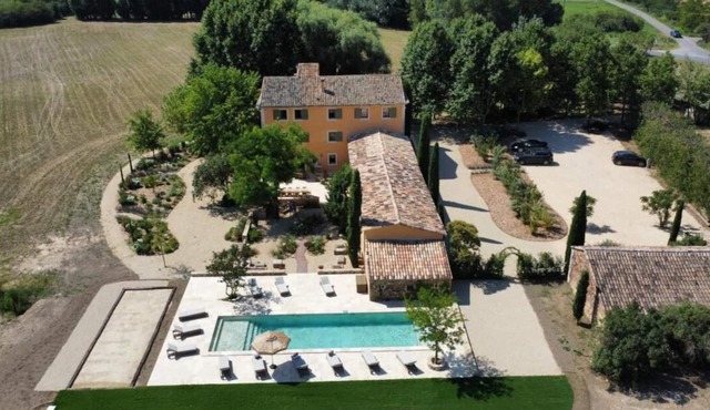 Charming 650m2 air-conditioned bastide 3 minutes from Roussillon.