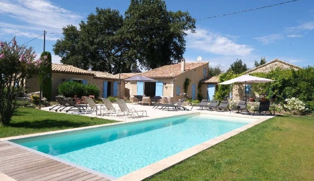 Charming house, heated pool and Luberon view