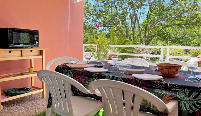 Cozy 2-BR Apartment with Cabine, Sleeps 6, Near Beach & Shops, Parking, Terrace