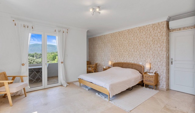 Guest Room “La Tropézienne” with Mountain View, Wi-Fi and Air Conditioning