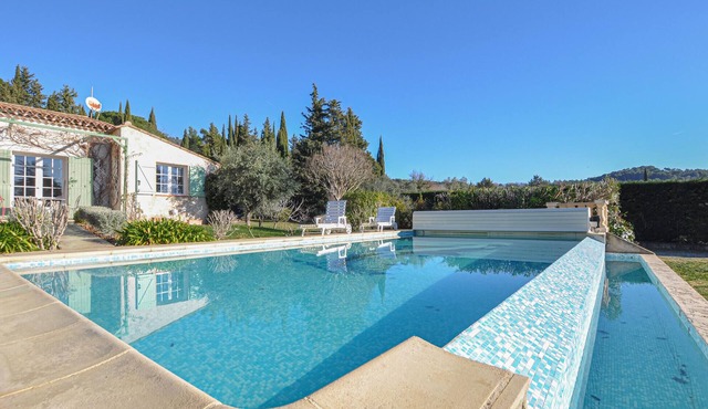 Large and charming country house with pool and beautiful garden.