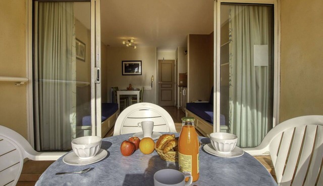 Nice apartment for 4 guests with WIFI, pool, TV, patio and pets allowed