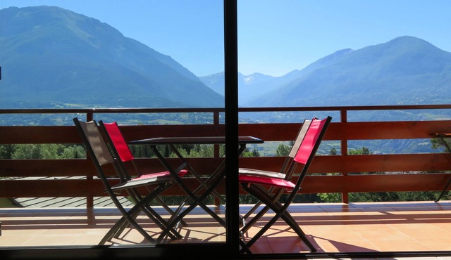 Nice flat. 2 bedrooms - Embrun - panoramic view - close to ski resorts and lake