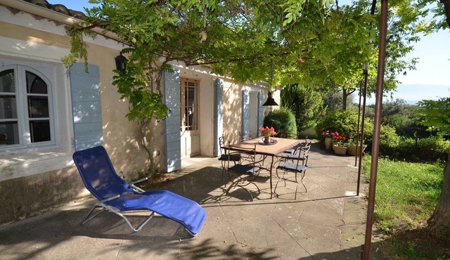 Quiet area with superb views of the Mont Ventoux, In the heart of an olive grove