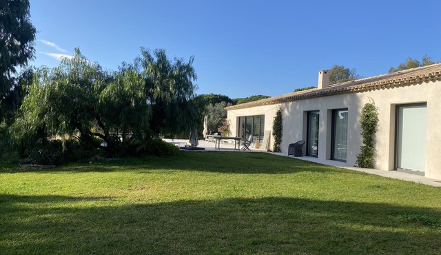 Recent single-storey villa with sea view close to La Réserve hotel
