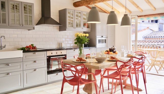 RENOVATED Charming 3 bd apartment w. outdoor terrace in old town of Antibes
