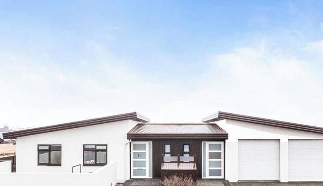 Serene Ocean View Villa Near KEF Airport and Blue Lagoon