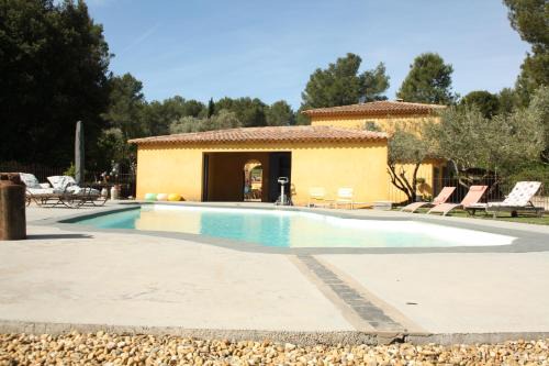 Très belle Bastide provençale avec Piscine pour 10 Personnes