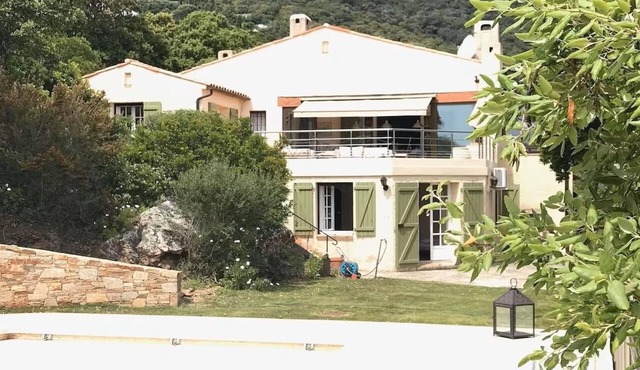 Villa in Cavalaire-sur-Mer with Sea Views