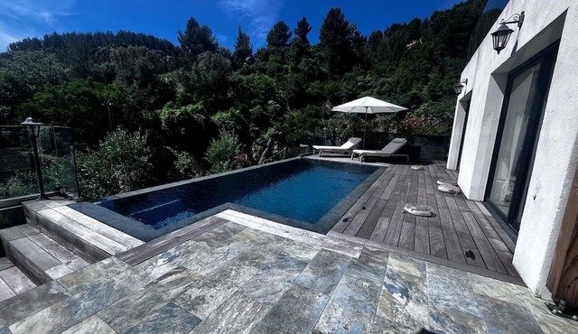 Holiday Home 'Alyana at the Foot of the Mountain' with Mountain View, Wi-Fi & Air Conditioning